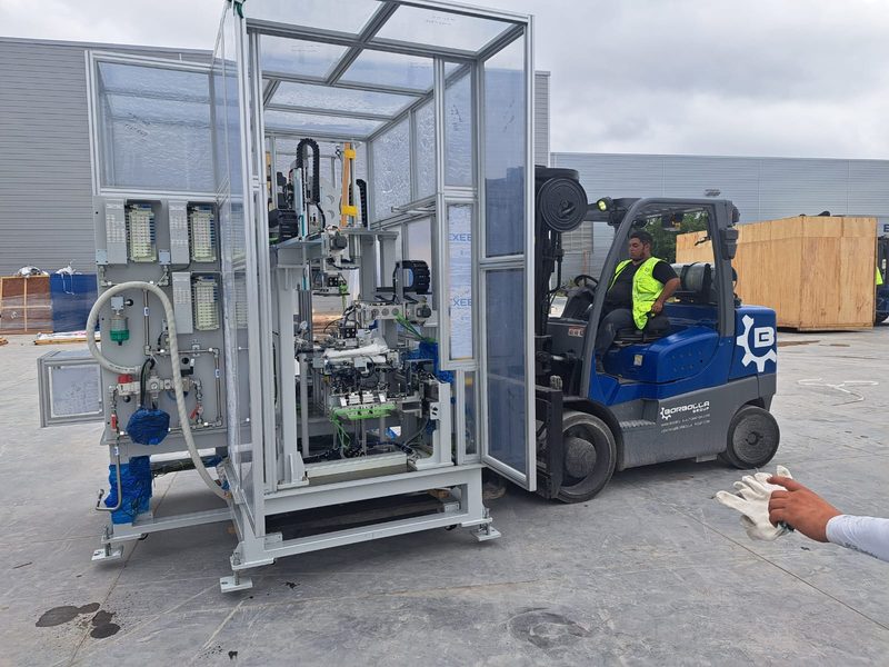 Assembly cell handled outside the building.